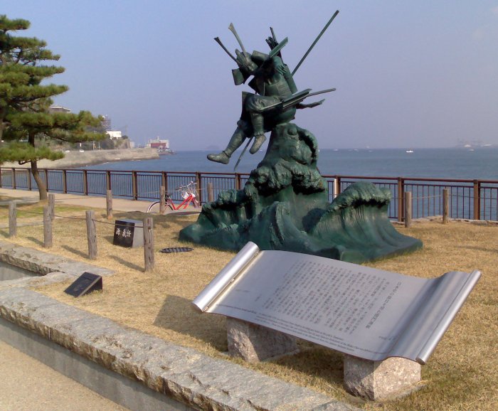 A statue in Shimonseki commemorating a famous local legend of two warriors fighting in the Kanmon Straits.